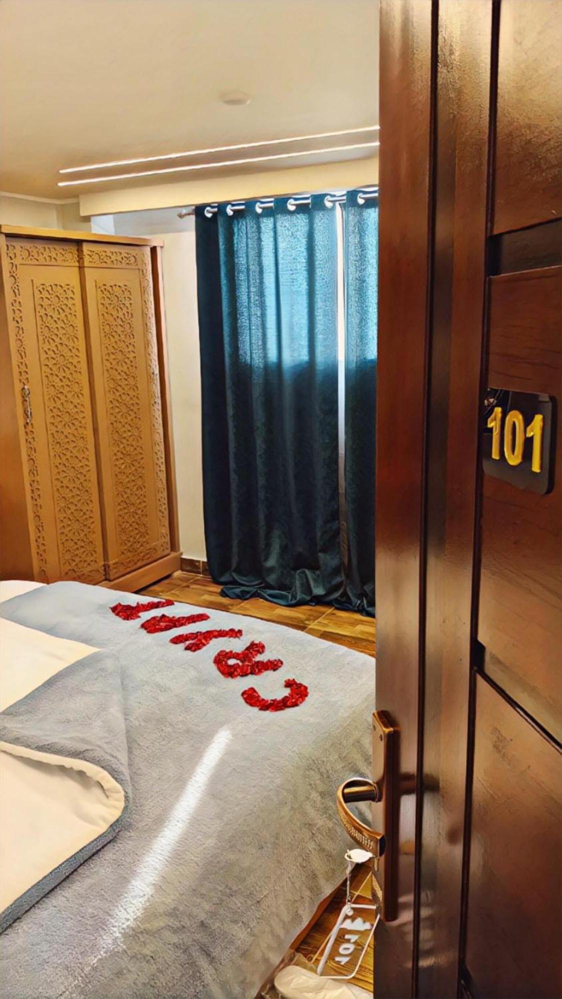 Hotel Pharaohs Pyramids Crypt