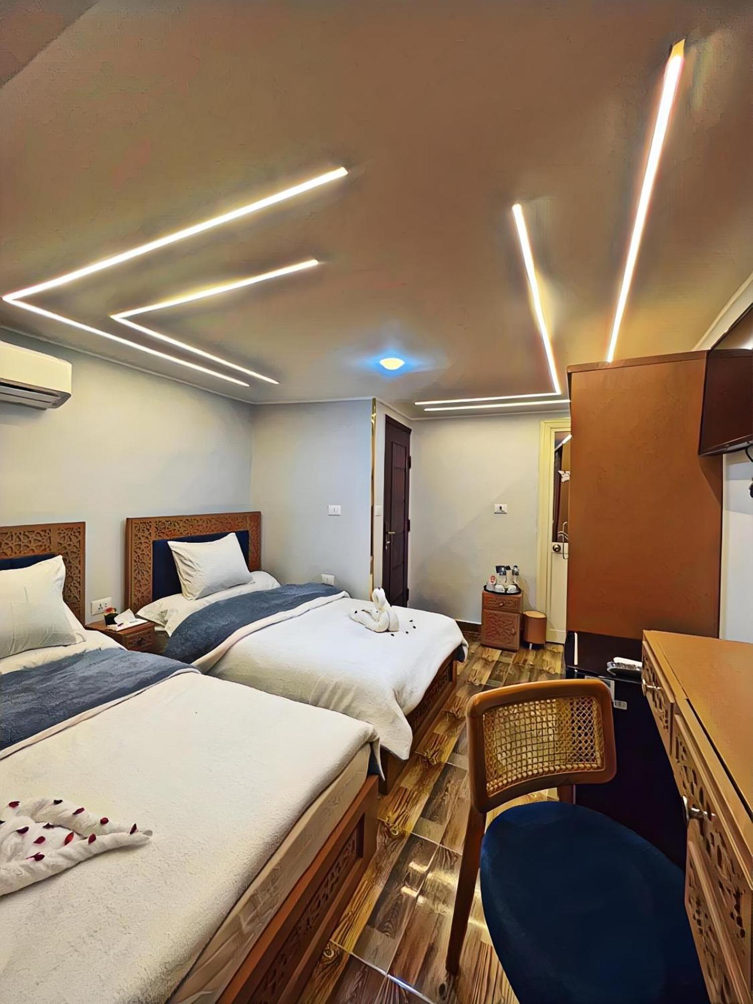 Hotel Pharaohs Pyramids Crypt Cairo