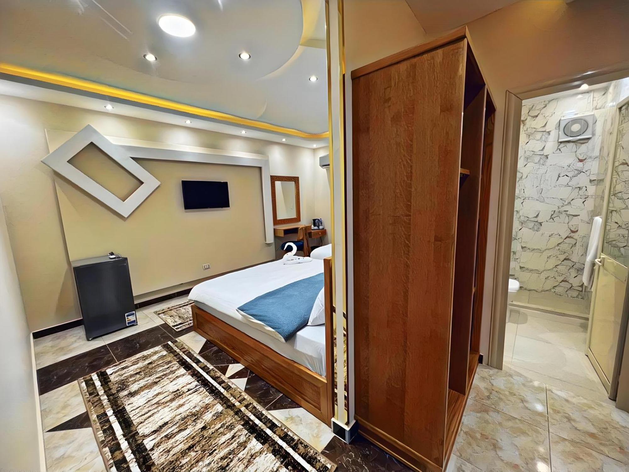 Hotel Pharaohs Pyramids Crypt Cairo