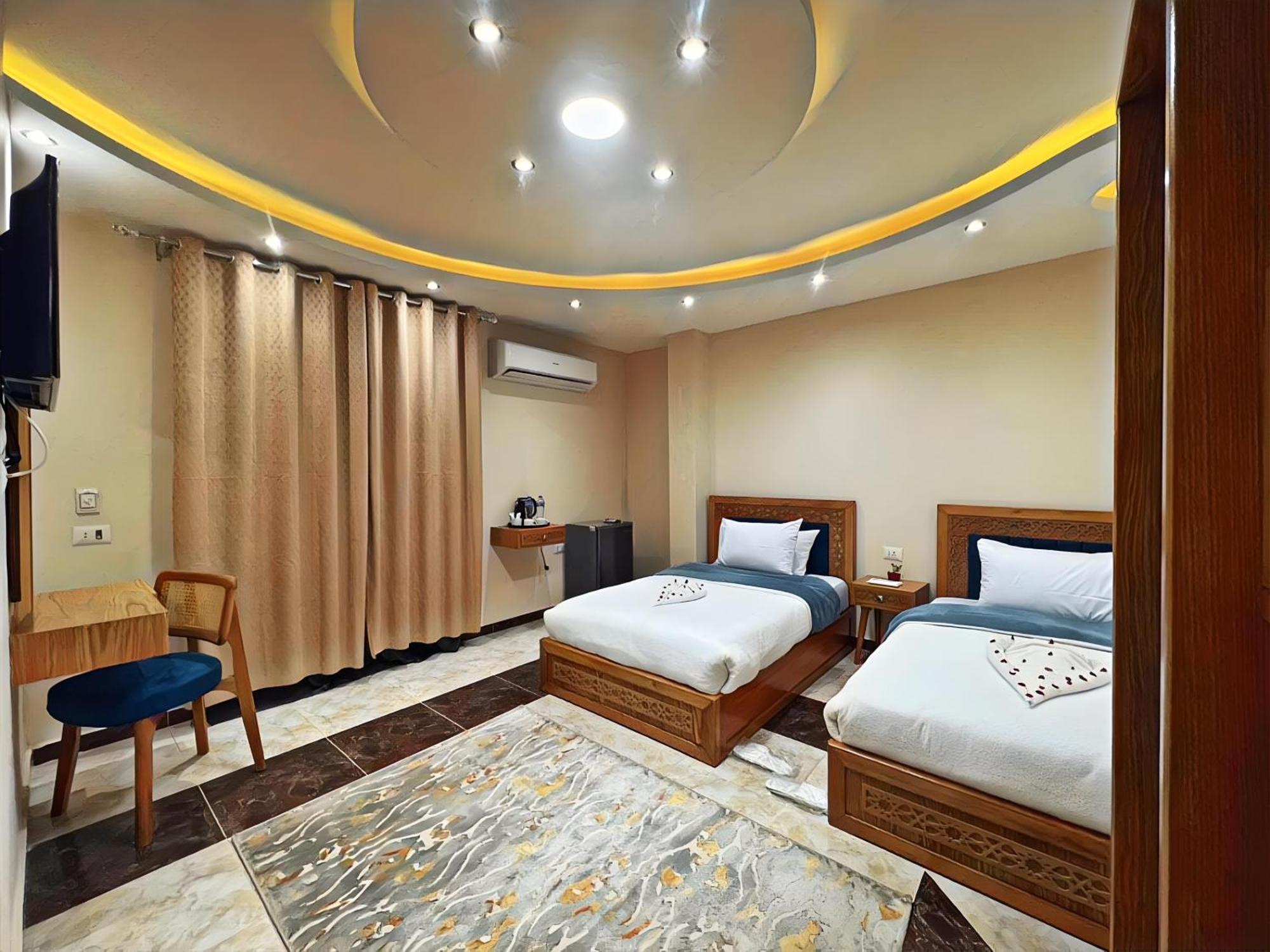 Hotel Pharaohs Pyramids Crypt