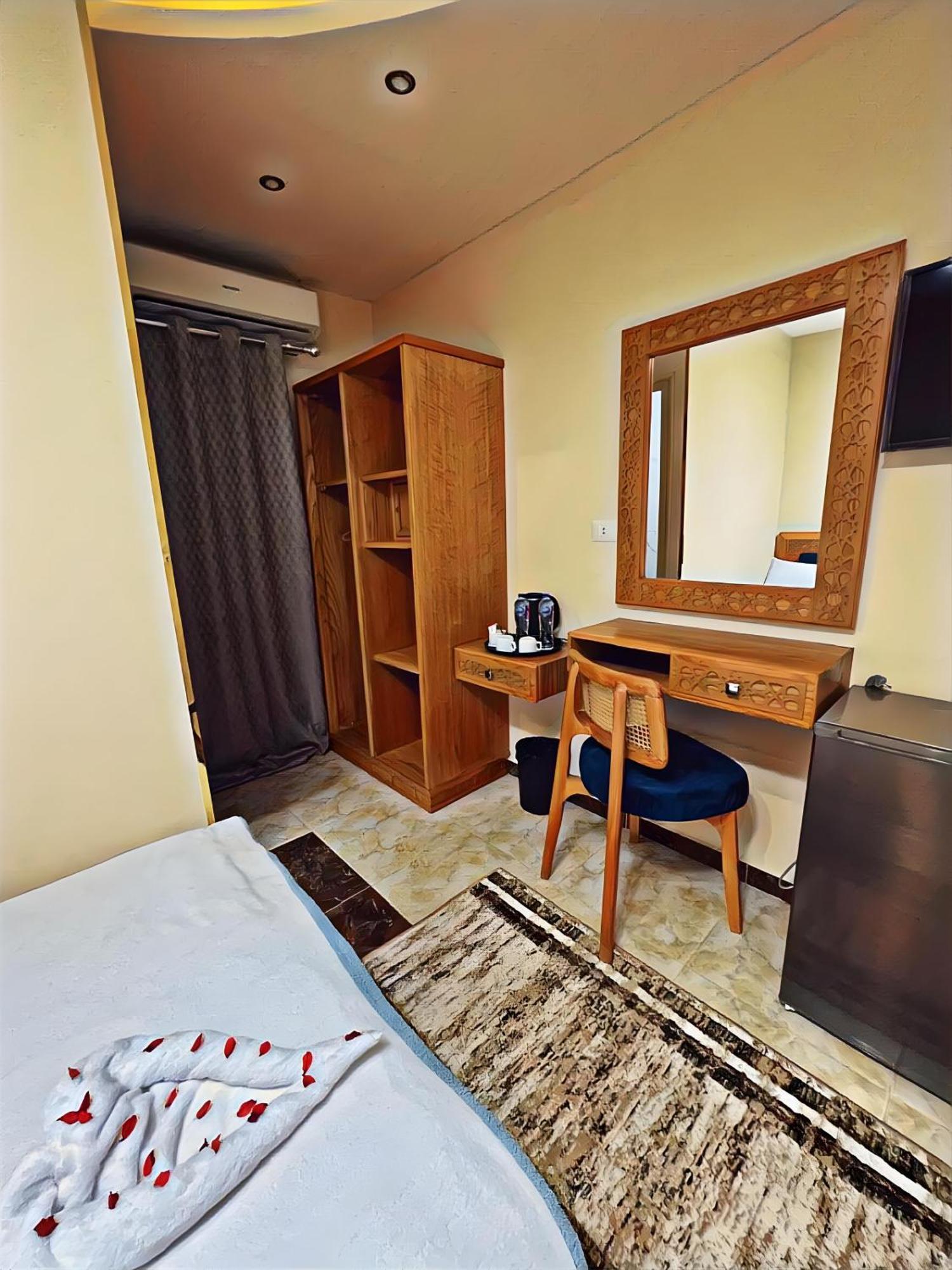 Pharaohs Pyramids Crypt Hotel